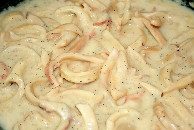 Нежный кальмар в сметанном соусе