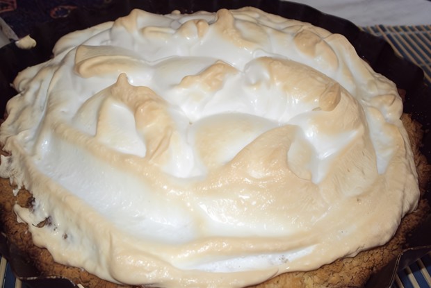 Нежный песочный торт с белковым кремом