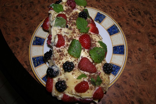 Нежный рулет со сметанным кремом и ягодами