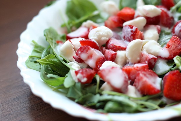 Нежный салат с клубникой и шпинатом
