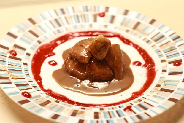 Нежное куриное филе, припущенное в горячем шоколаде, с малиновым соусом