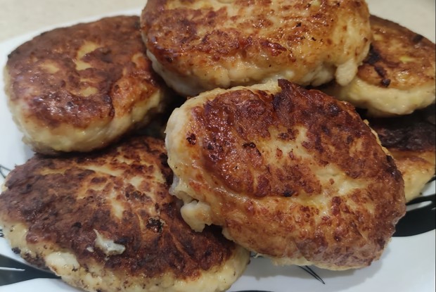Нежные куриные котлеты с кабачком