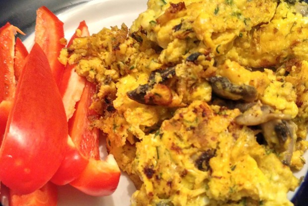 Нежный омлет с грибами, специями и сыром