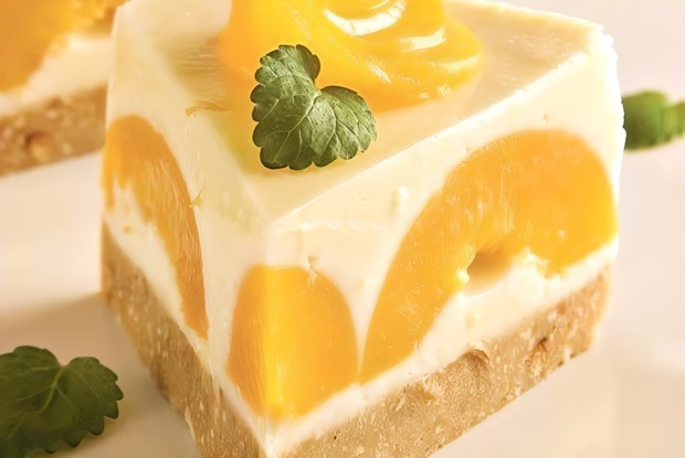 Нежный пирог с йогуртом и персиками