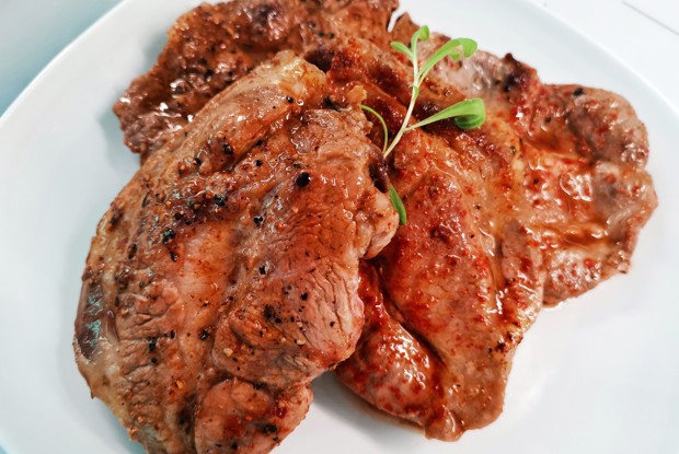 Нежный стейк из свиной шеи