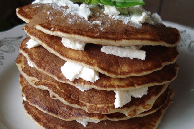 Низкокалорийные овсяные панкейки с сыром фета