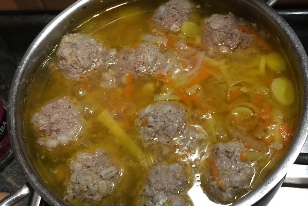 Низкокалорийный  суп с фрикадельками