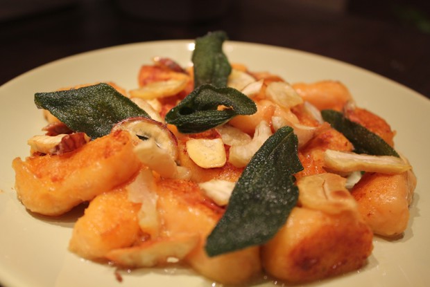 Ньокки из батата с шалфеем и кашта­новой стружкой