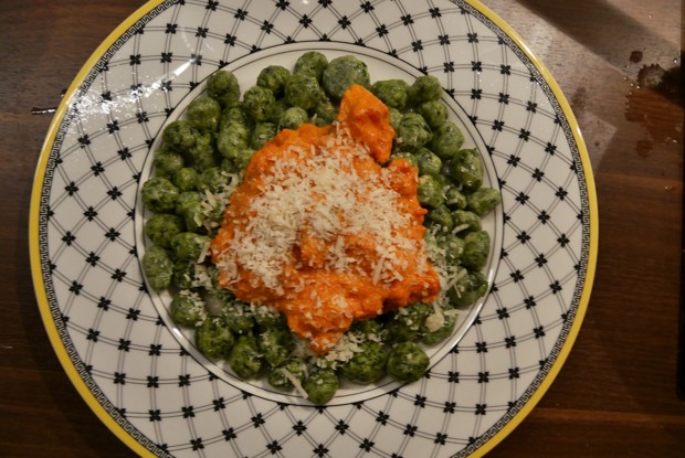 Ньокки из шпината и рикотты с томатным соусом