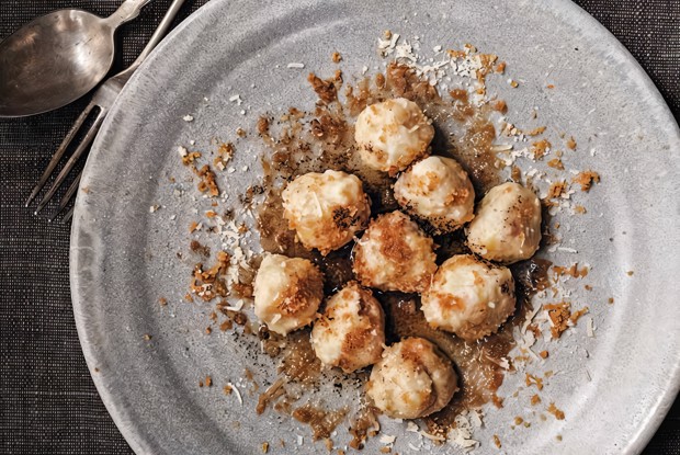 Ньокки с капустой, колбасками и жареными хлебными крошками