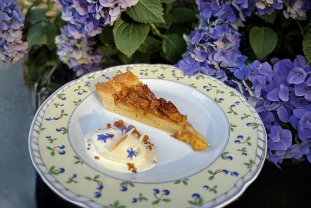 Нормандский яблочный пирог с миндальным кремом