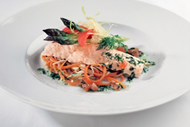 Норвежская семга на пару с овощами и томатно-укропным соусом