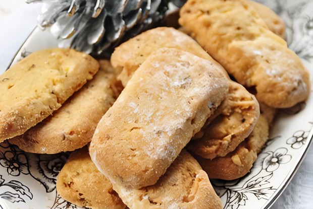 Новогоднее печенье с кедровыми орешками и розмарином