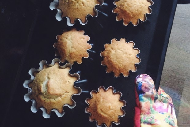 «Новогодние» кексы с мандаринами и грецкими орехами