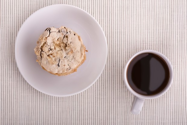 Новогодние меренги с медово-йогуртовым кремом и каштанами