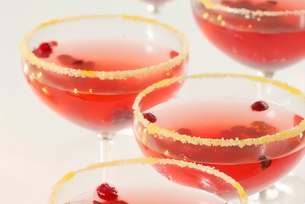 Новогодний коктейль из шампанского с клюквой и специями