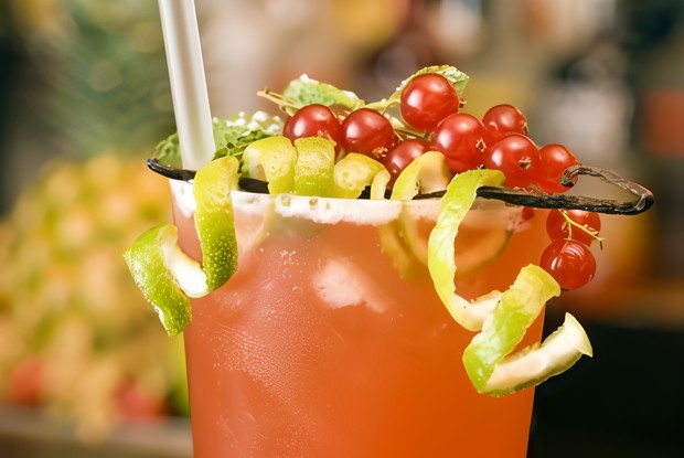 Новогодний коктейль с красной смородиной