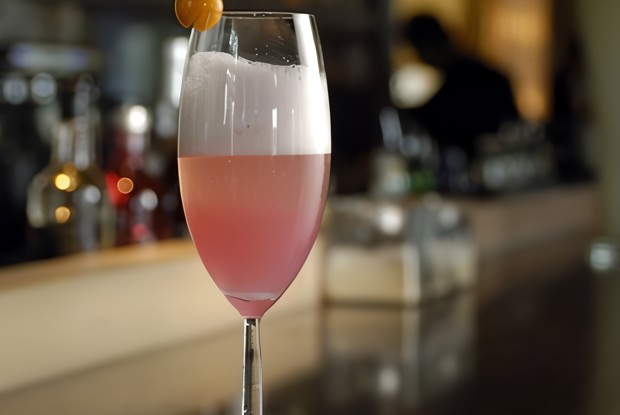 Новогодний коктейль с розовым шампанским