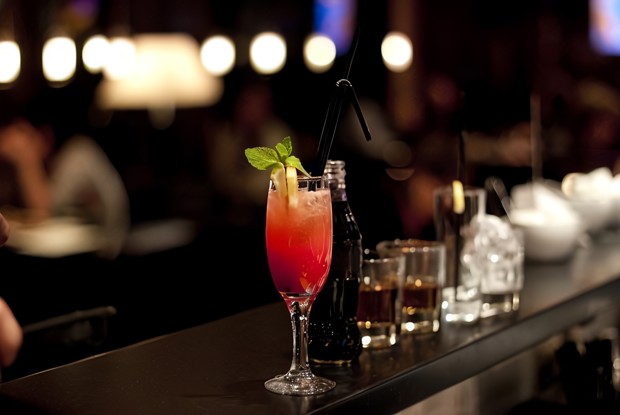 Новогодний малиновый коктейль с шампанским