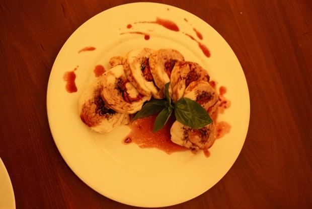 Новогодний рулет из индейки с вялеными томатами