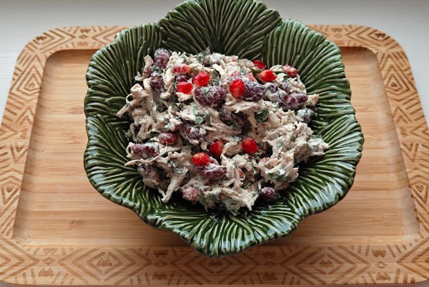 Новогодний салат из курицы и граната