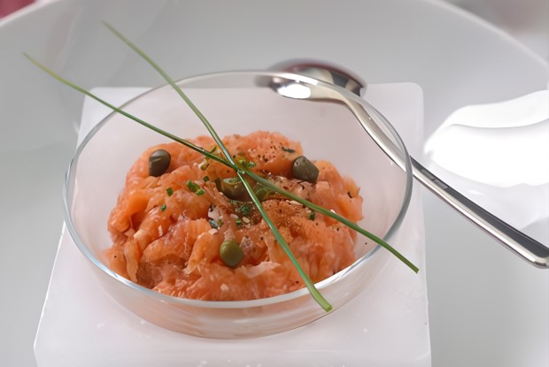 Новогодняя закуска из лосося с имбирем