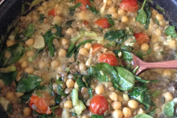 Нут с чечевицей, помидорами и зеленью в кокосовом молоке