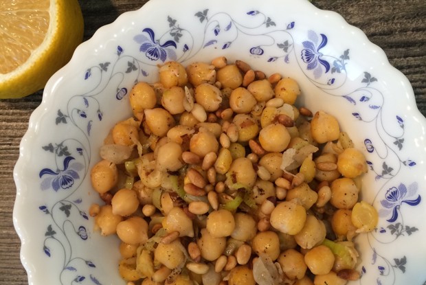 Нут с луком-пореем и кедровыми орешками