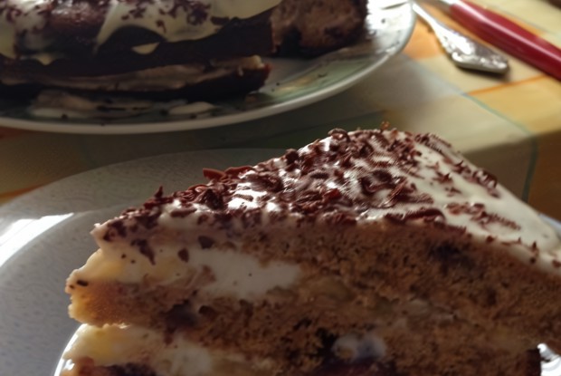 Нутовый торт с черешней, бананом и йогуртом