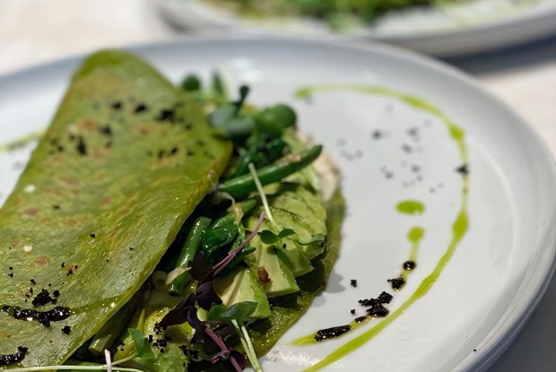 Нутовый креп с зелеными овощами и сметаной из кешью