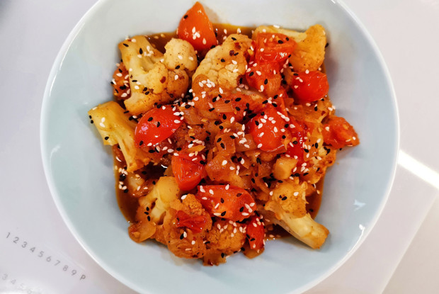 Обжаренная в соевом соусе цветная капуста