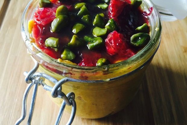 Облепиховый cыроедческий завтрак красными апельсинами и фисташками