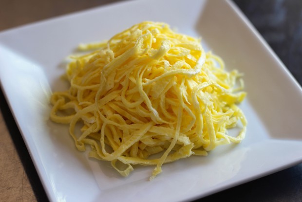 Обжаренная лапша с яйцом, кунжутом и соевым соусом