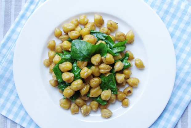 Обжаренный нут со шпинатом