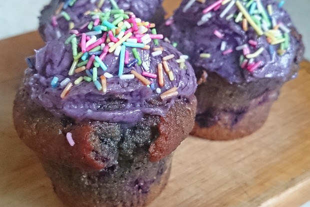 Очень черничные капкейки с мягким сырным кремом