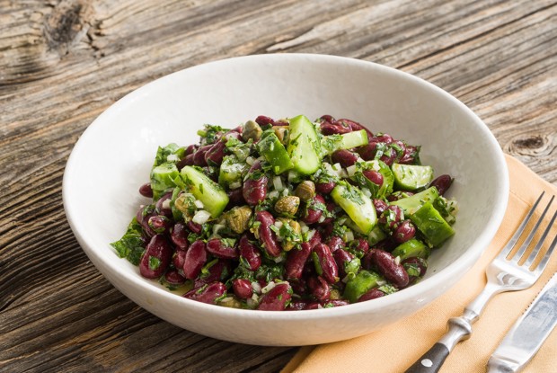 Очень простой салат с фасолью