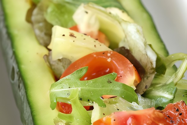 Огурцы свежие фаршированные сырыми овощами