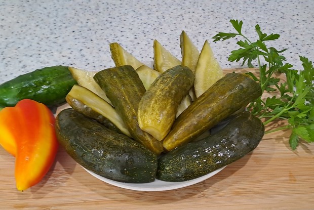 Огурцы малосольные в ведре