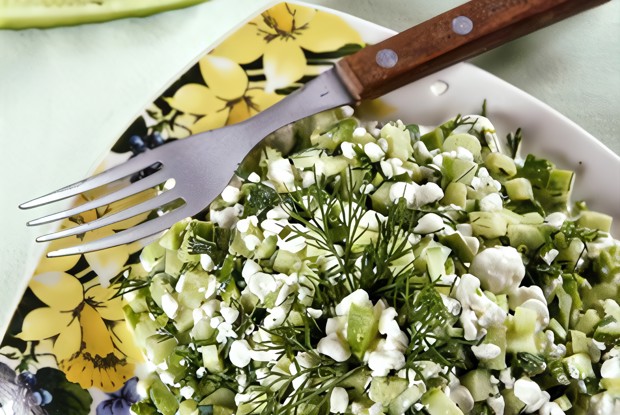 Огуречный салат с фетой и красным луком