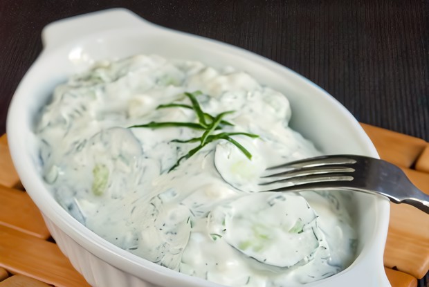 Огуречный салат с йогуртовой заправкой и укропом