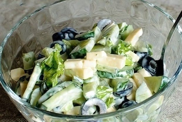 Огуречный салат с маслинами и сыром