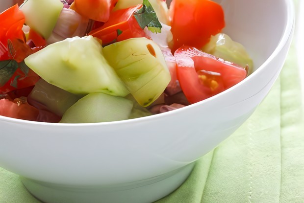 Огуречный салат с помидорами и портулаком