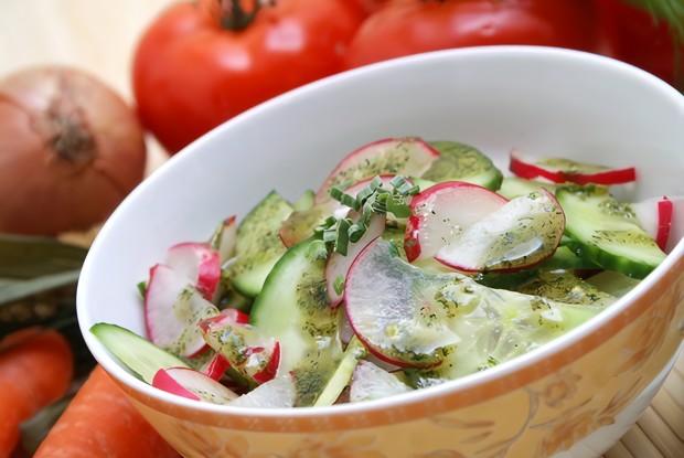 Огуречный салат с редисом, мятой и фетой