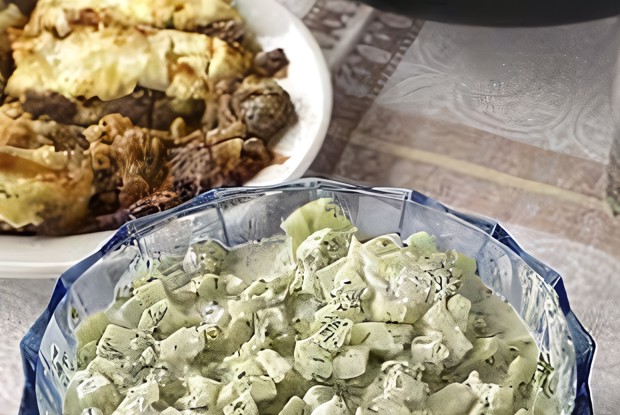 Огуречный салат со сметаной и чесноком