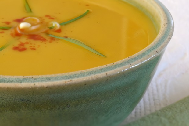 Охлажденный крем-суп из авокадо с сальсой и кориандром