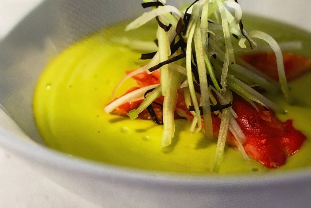 Охлажденный суп из авокадо и сельдерея с салатом из королевского краба и красного базилика