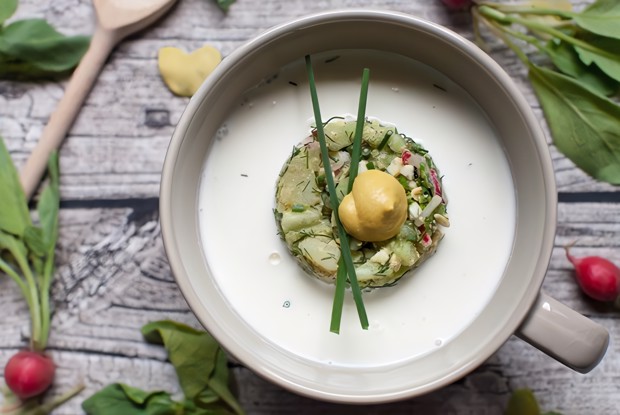 Окрошка на бульоне и кефире