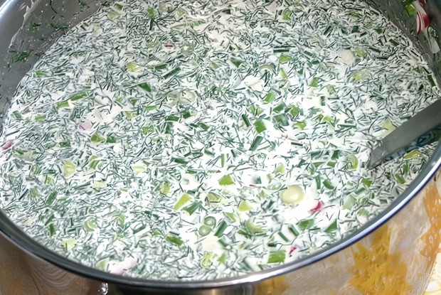 Окрошка на курином бульоне с редисом