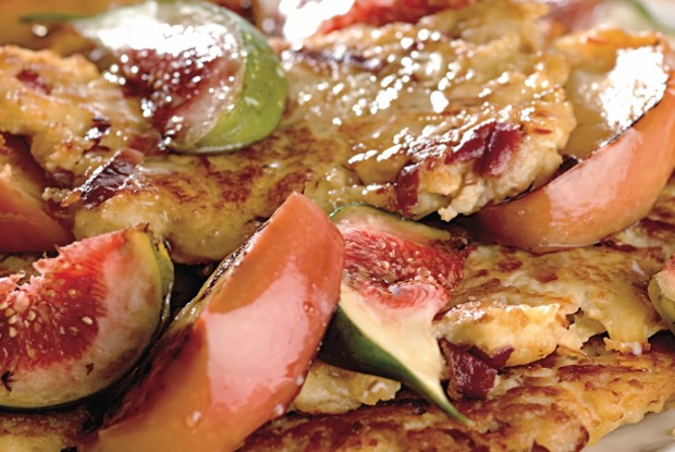 Оладьи из ароматных яблок с инжиром