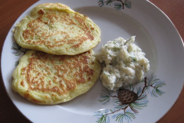 Оладьи из цукини с сырным соусом